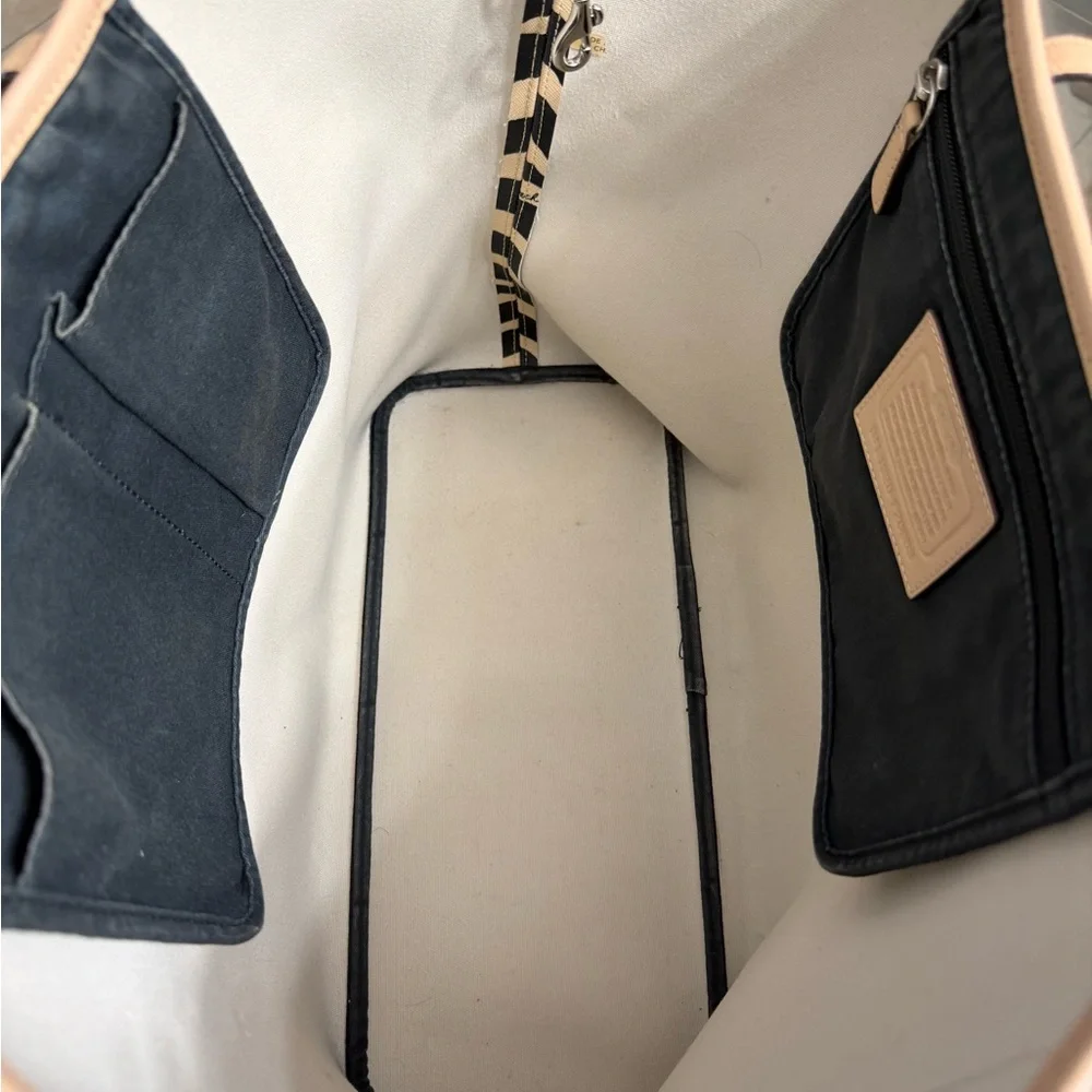 🤗 SOLD 🤗 Coach Zebra Stripe Tote in Black and Cream - Picture 5 of 10